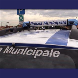 Spettacolare incidente in via Montale: l'auto si ribalta e il conducente rimane illeso