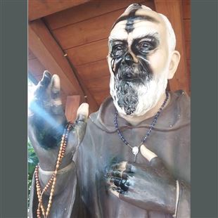 Via Lazio: imbrattata la statua di padre Pio all’interno del parco 