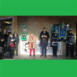 Un defibrillatore in centro a Formigine grazie all’associazione “Amici per Sempre di Andrea Gilioli”