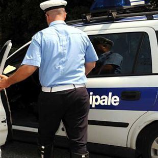 Non si ferma ad un posto di blocco: la polizia municipale lo raggiunge dopo un inseguimento