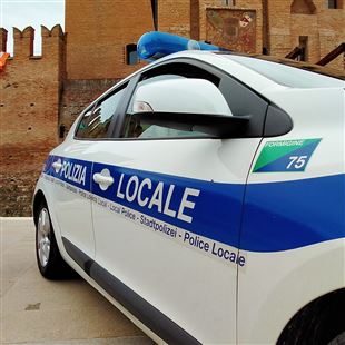 Fermato per un controllo alla patente: uomo accusato di truffa e sostituzione di persona in concorso