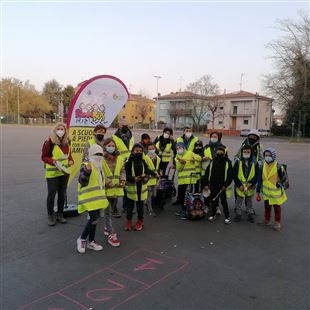 A scuola a piedi e in compagnia: aperte le iscrizioni per il “bimbibus”