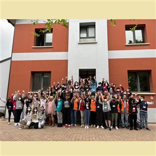 Un manufatto in ceramica per l'Opera Pia Castiglioni grazie al laboratorio "Antichi Mestieri"