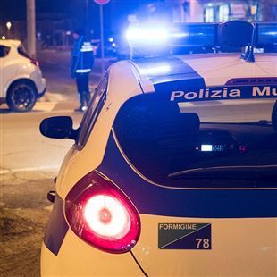 Autotrasportatore imbocca la rotatoria di via per Sassuolo/Vittime di tutte le mafie contromano